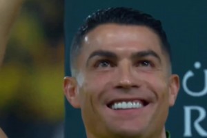 C羅眼里滿滿的愛(ài)！喬治娜帶著孩子們?cè)谂_(tái)上跟C羅開(kāi)心揮手