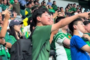 國安球迷百感交集??！實(shí)拍賽后謝場：工體漫罵聲與鼓勵(lì)聲交織