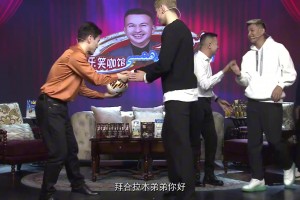 蘇亞雷斯在場邊給球隊老板泡馬黛茶，你小子被禁賽了還懂得討好~