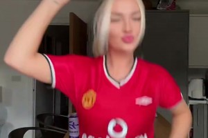 不敢相信！國(guó)外網(wǎng)友惡搞：贏球后曼聯(lián)球迷的心情