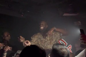 追夢(mèng)現(xiàn)身夜店 跟朋友干杯遇到喜歡歌曲放聲歌唱