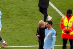 韋世豪上一秒還在替補(bǔ)席緊張到啃手指，下一秒突然沖著裁判怒噴！