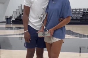 愛情事業(yè)雙豐收！阿德巴約向女友威爾遜送上MVP獎杯和擁抱~~