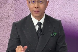 詹?。汗系蠆W拉濃眉大眼也開(kāi)始擺大巴了，阿森納陣容深度多線爭(zhēng)冠