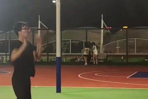 一個(gè)好的攝影師就像一個(gè)好的控球后衛(wèi)，必須要有視野和大局觀??