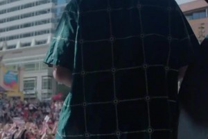 薪火相傳！楊瀚森來(lái)到現(xiàn)場(chǎng)與球迷們一起慶祝利拉德回歸開(kāi)拓者...