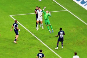 懷念多納魯馬嗎？巴黎門將出擊失誤，馬賽球員頭球破門！