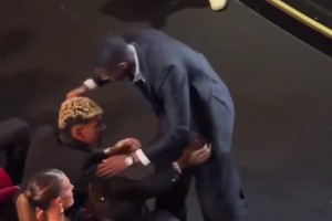 登貝萊獲金球后第一時(shí)間與亞馬爾握手，典禮結(jié)束亞馬爾也上前祝賀