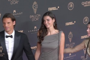 索默攜妻子走金球獎紅毯，妻子居然比索默還高啊！