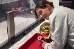 這傲嬌的小表情??！邦馬蒂帶著金球獎杯過安檢