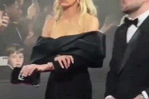 這一身屬實(shí)驚艷全場(chǎng)了！凱莉身著低胸黑色禮裙亮相金球獎(jiǎng)典禮