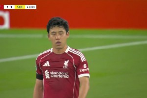 離譜失誤！遠(yuǎn)藤航頭球解圍送禮！查爾斯破門(mén)利物浦1-1遭圣徒扳平