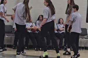 美國女高中生天賦也變態(tài)?。“雮€(gè)手掌超籃網(wǎng)，這身高臂展真嚇人