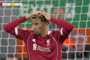 可惜！基耶薩邊路精準(zhǔn)傳中，?；倏祟^球擦柱而出！