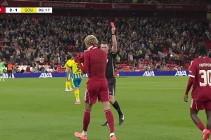 進(jìn)球+染紅！?；倏诉M(jìn)球脫衣慶祝兩黃變一紅 基耶薩單刀無私助攻