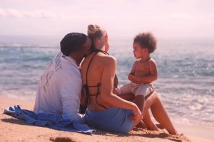 今天成功求婚！??拉塞爾此前與女友帶著娃在海邊溫馨度假