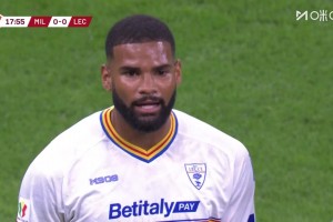 米蘭多打一人！恩昆庫被放倒，主裁查看VAR后西伯特直紅離場(chǎng)！