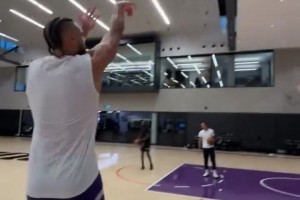 再見已是對手！狄龍和杰倫-格林在太陽訓練館內(nèi)練習三分投籃~