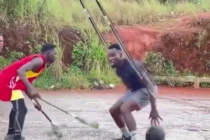 看看人家黑人小伙，如此艱苦還要創(chuàng)造條件來練運(yùn)球！