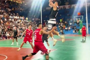 腰王常規(guī)操作，球還在手中轉(zhuǎn)，人也在空中360度轉(zhuǎn)身...