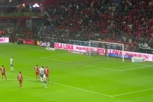 ??水爺致敬梅西！拉莫斯勺子點(diǎn)球被撲，5年來(lái)首次失點(diǎn)