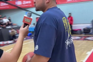 尷尬了哈！西熱力江教學(xué)自創(chuàng)的喀什步 閆軍老師現(xiàn)場點(diǎn)評：走步了