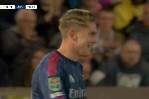 傳的很好了啊！道曼一腳出球穿透防線，約克雷斯單刀射門被封堵