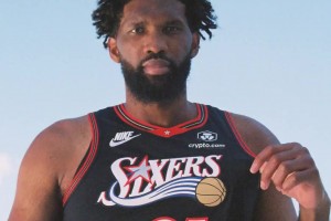 經(jīng)典?。⌒沦惣举M(fèi)城76人的黑色復(fù)古球衣重出江湖~