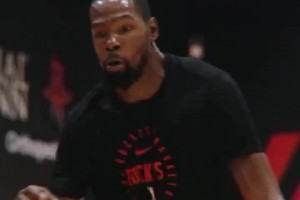 備戰(zhàn)新賽季 期待！杜蘭特身穿火箭訓(xùn)練T恤在球館訓(xùn)練~