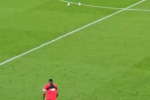 補(bǔ)課??！伊薩克中場時被要求進(jìn)行折返跑訓(xùn)練