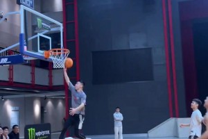 有球迷調(diào)侃威少化身民間球迷打球會(huì)是怎樣 大概就是這奇特畫(huà)面？