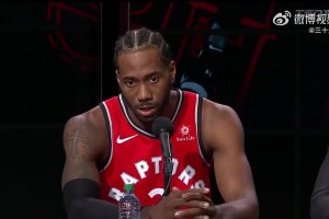 歷史性時(shí)刻！去年湖人媒體日，詹姆斯與布朗尼一起拍合照