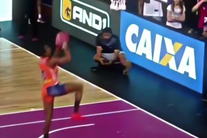 一米八的女生扣籃如此輕松 可見彈跳力絕不一般！