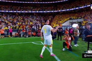 C羅揮拳怒吼致意球迷，給費(fèi)迪南德嚇了一跳??