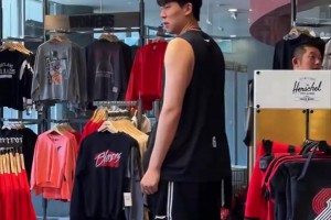 試戴帽子太搞笑！楊瀚森逛開(kāi)拓者球迷商店：買16號(hào)球衣送人？