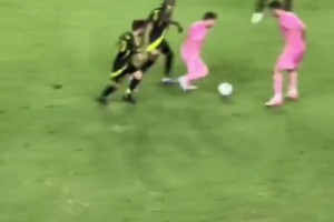 梅西太殘暴了！過起人來(lái)連隊(duì)友不放過??