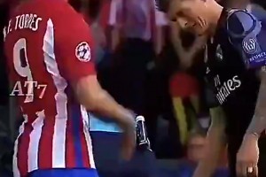 托雷斯怒推C羅！拉莫斯示意C羅用胳膊肘回?fù)??