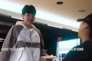 自信大方！楊瀚森抵達(dá)波特蘭紀(jì)錄片，與隊(duì)友&工作人員用英語(yǔ)交流