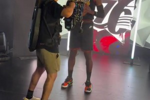 帥！喬治媒體日上身76人復(fù)古球衣拍攝