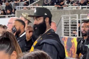 可愛捏！哈登現(xiàn)身棒球比賽現(xiàn)場(chǎng)，這一身穿搭太萌了