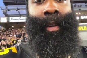 哈登現(xiàn)身母校觀看橄欖球比賽??