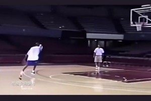 17歲的科比參加快船試訓(xùn)，命中率100%，左手三分跳投驚呆訓(xùn)練師。