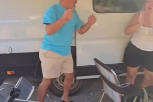 兒子進(jìn)球啦！居勒爾父母看到兒子進(jìn)球后非常激動