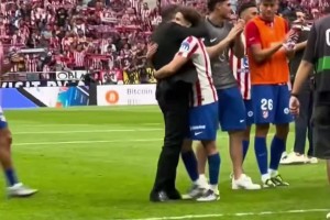 救命蜘蛛俠！馬競球員謝場時，西蒙尼跑過去首先擁抱阿爾瓦雷斯