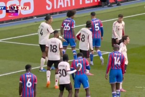 斯洛特在說(shuō)弗林蓬？盯防恩凱提亞不緊，疑似想沖出去反擊，隨后遭絕殺