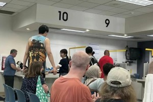 打算開(kāi)啥車？網(wǎng)友考駕照時(shí)偶遇楊瀚森 女友罕見(jiàn)出鏡