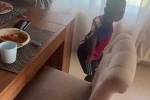 可可愛愛！亞馬爾弟弟展示自學(xué)的舞蹈，把亞馬爾逗笑了