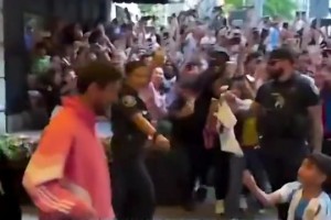 馬卡報(bào)曬球迷在酒店外等候梅西視頻，配文：美國(guó)為他瘋狂