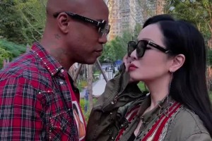 夫妻倆形影不離?。●R布里：歡迎收看“中老年”秋裝T臺秀??