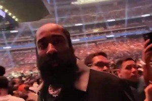 這人故意的吧??離場時遭誤認成勒布朗，哈登一臉不悅推開球迷！